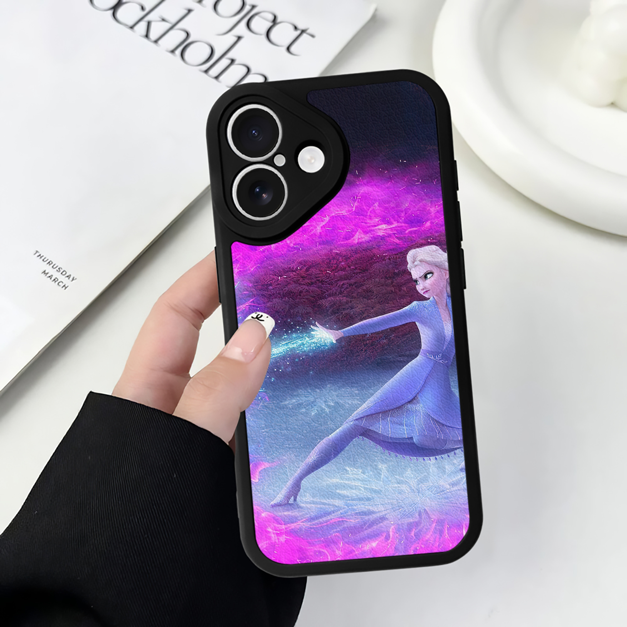 （画像用） アナと雪の女王 アンナ エルサ Frozen Anna Elsa 【iPhone 16シリーズ対応】シリコンスマホケース（レザー調） 材質：シリコン
